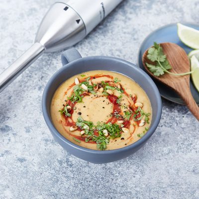 Zuppa di lenticchie al curry con latte di cocco e salsa sriracha