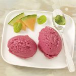 Różowy jogurt mrożony