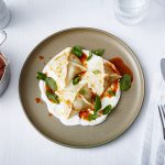 Manti-knoedels met yoghurt en paprikaboter recept
