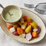 Légumes-racines cuits à la vapeur avec de la vinaigrette au tahini