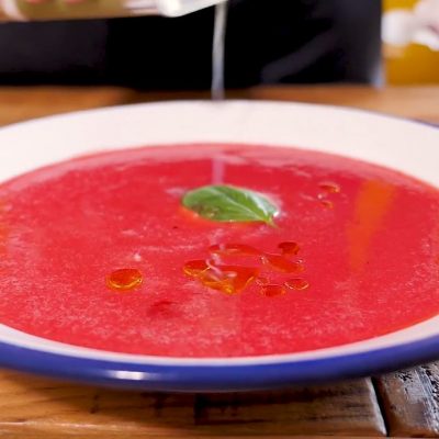Sopa fría de tomate y sandía con albahaca