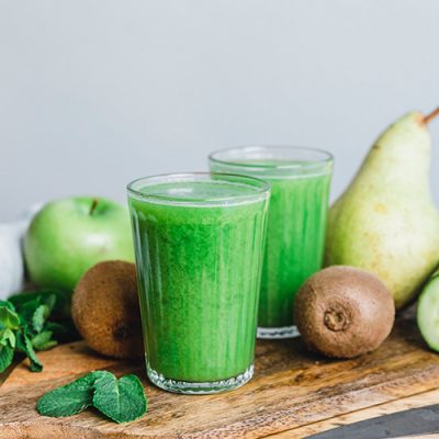 Suc din fructe și legume verzi, cu kiwi