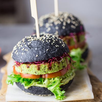 Hamburger de soia verde cu chiflă neagră
