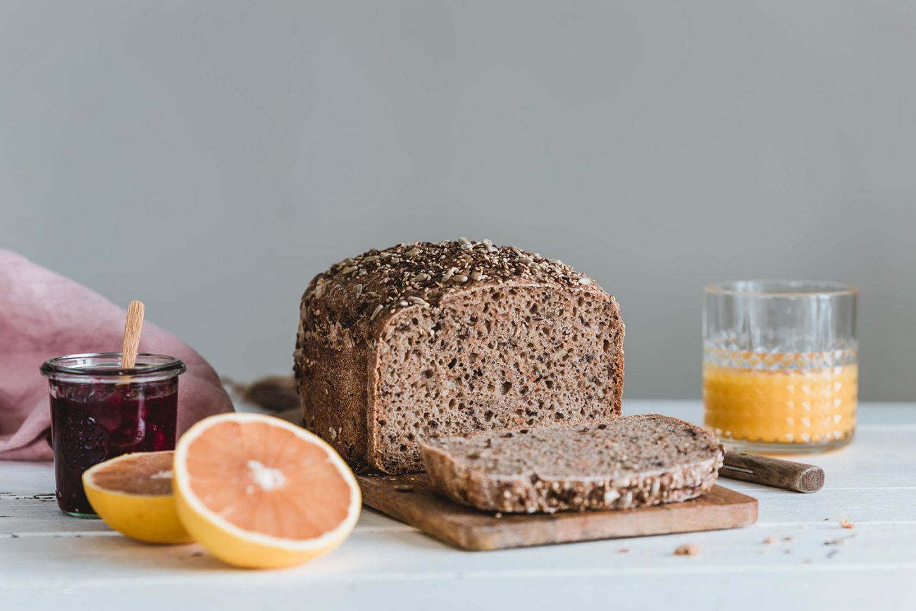 Wortel zuurdesembrood met zaden recept