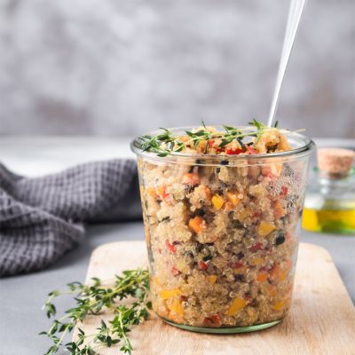 Bocaux de quinoa et légumes