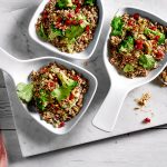 Vegetarische quinoa met gestoomde broccoli recept