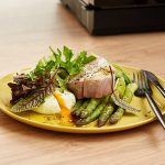 Recette de salade d'été au thon à la vapeur, œuf poché et asperges vertes