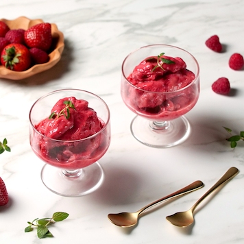 Frozen Joghurt mit Erdbeeren und Himbeeren