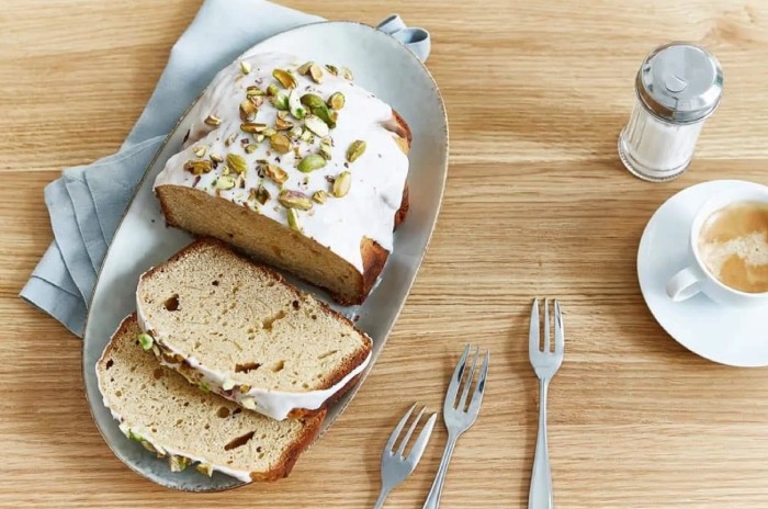 Gewürzkuchen mit Zuckerguss und Pistazien