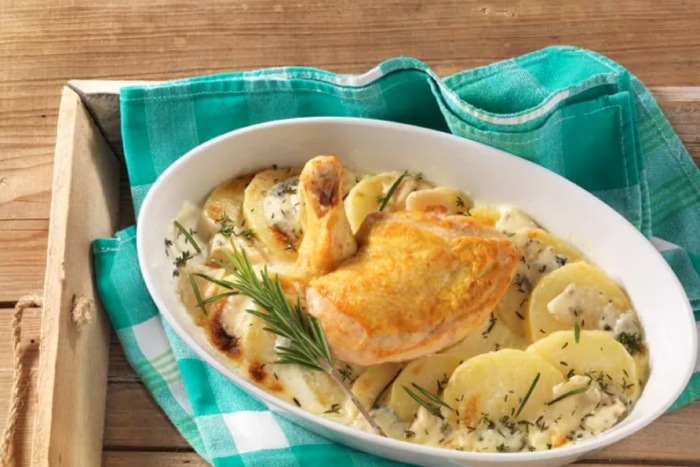Hähnchenbrust mit Gorgonzola auf Kartoffeln