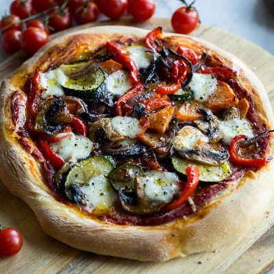 Vegetarische Pizza mit gegrilltem Gemüse