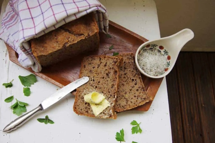 Sauerteigbrot mit selbstgemachtem Kräutersalz