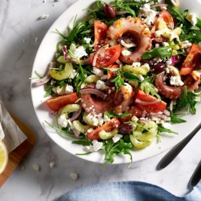 Griechischer Salat mit gegrilltem Oktopus