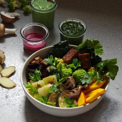 Sch(l)üssel zu einer gesunden Ernährung: Rezept für Veggie-Bowl mit Tempeh