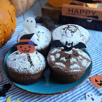 Muffin di halloween al cioccolato con cuore bianco