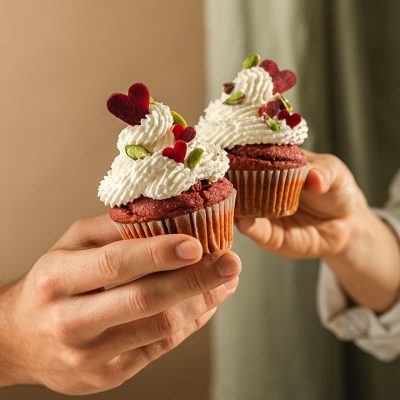 Piros cupcake sütik csokiforgáccsal és kókuszhabbal