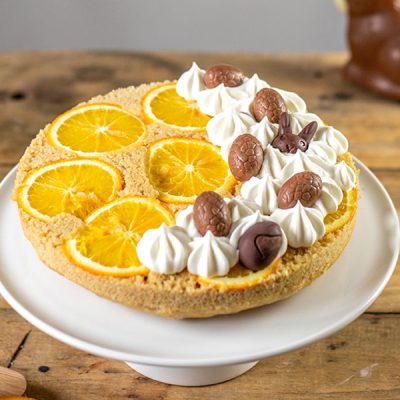 Upside-Down-Kuchen: Orangen Tarte tatin mit geschlagener Sahne und Ostereiern dekorieren