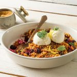 Schnelles Backrezept für Apfel Beeren Crumble