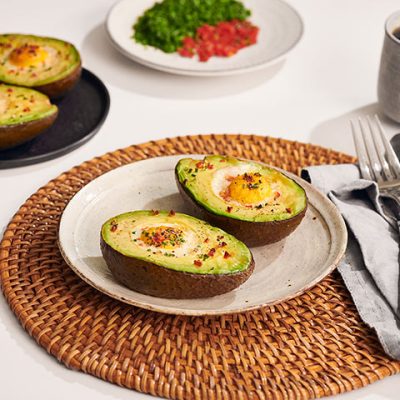 Frühstücksrezept aus dem Air Fryer: gebackene Avocado mit Ei
