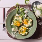 Spiegeleier mit Feta und Kräutern