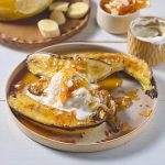 Recept voor gegrilde bananensplit met vanille-ijs en amandelbroos