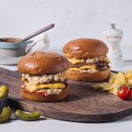 Recept voor smashburgers met klassieke burgersaus