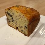 Cake salé aux olives, lardons et fromage