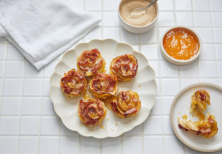 Espirales de hojaldre de manzana y camembert