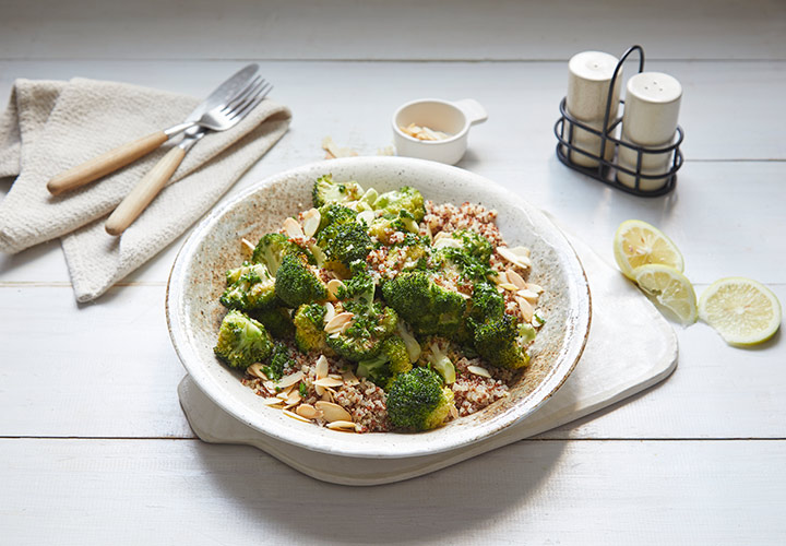 Rezept für warmen Brokkoli-Quinoa-Salat mit Zitrone und Mandeln